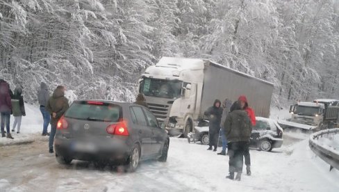 ZAVEJANI KAMIONI PREMA ZLATIBORU: Kilometarska kolona vozila zbog saobraćajke kod Borove glave, sneg ne prestaje da pada (FOTO) ZAVEJANI KAMIONI PREMA ZLATIBORU: Kilometarska kolona vozila zbog saobraćajke kod Borove glave, sneg ne prestaje da pada (FOTO)