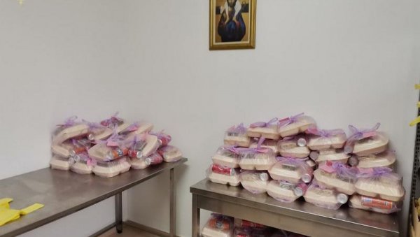 СЛАВСКА ТРПЕЗА ЗА КОРИСНИКЕ НАРОДНЕ КУХИЊЕ: Леп гест новосадске породице Бајић уочи породичне славе Светог Стефана СЛАВСКА ТРПЕЗА ЗА КОРИСНИКЕ НАРОДНЕ КУХИЊЕ: Леп гест новосадске породице Бајић уочи породичне славе Светог Стефана