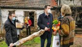 PEČENICA ZA OPLJAČKANOG GLUVIĆA: Gradonačelnik Šapca u humanoj misiji PEČENICA ZA OPLJAČKANOG GLUVIĆA: Gradonačelnik Šapca u humanoj misiji