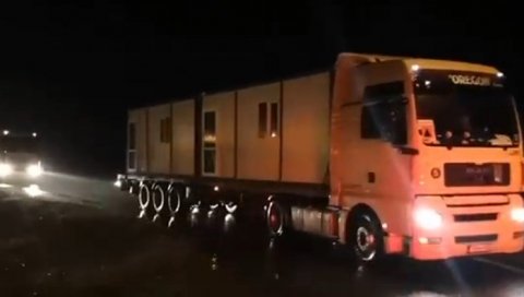 СТИЖЕ ПОМОЋ ИЗ БЕОГРАДА: Весић објавио - Монтажне кућице вечерас кренуле за Петрињу и Глину (ВИДЕО) СТИЖЕ ПОМОЋ ИЗ БЕОГРАДА: Весић објавио - Монтажне кућице вечерас кренуле за Петрињу и Глину (ВИДЕО)