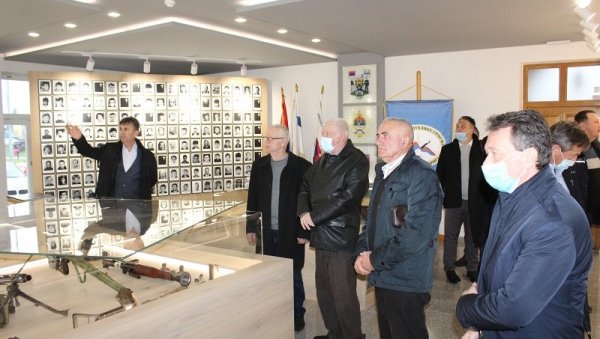 ПОЧАСТ ХЕРОЈИМА: Угљевик се, поводом Дана РС, сећа оних који су дали животе за Српску (ФОТО) ПОЧАСТ ХЕРОЈИМА: Угљевик се, поводом Дана РС, сећа оних који су дали животе за Српску (ФОТО)