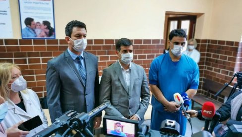 ВАКЦИНАЦИЈА НА 165 ПУНКТОВА: Ђерлек најавио - ево када почиње имунизација војске, полиције и просветара против короне ВАКЦИНАЦИЈА НА 165 ПУНКТОВА: Ђерлек најавио - ево када почиње имунизација војске, полиције и просветара против короне