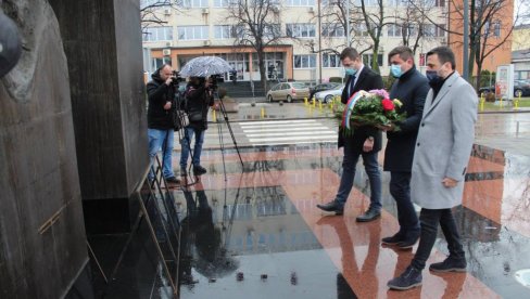 VENCI I POČAST STRADALIMA: Predsedništvo Mladih SDS povodom Dana RS u Bijeljini (FOTO) VENCI I POČAST STRADALIMA: Predsedništvo Mladih SDS povodom Dana RS u Bijeljini (FOTO)