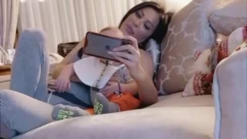 CECA SLUŠA PESMICU, ŽELJKO GLEDA TV: Pevačica objavila snimak božićnog uživanja sa unukom - Koliko slatkoće u jednom videu (VIDEO) CECA SLUŠA PESMICU, ŽELJKO GLEDA TV: Pevačica objavila snimak božićnog uživanja sa unukom - Koliko slatkoće u jednom videu (VIDEO)