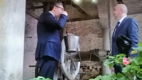 ЈЕДИНСТВЕНИ ПРИЗОРИ СА ХИЛАНДАРА: Приказан документарац о Вучићевој посети Светој Гори ЈЕДИНСТВЕНИ ПРИЗОРИ СА ХИЛАНДАРА: Приказан документарац о Вучићевој посети Светој Гори