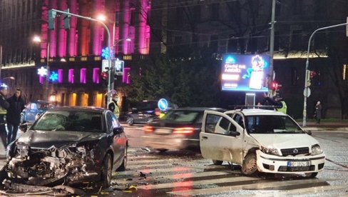 NEMAR DOVEO DO UDESA? Sudar kod Glavne pošte, zbog uviđaja saobraćaj u zastoju (FOTO) NEMAR DOVEO DO UDESA? Sudar kod Glavne pošte, zbog uviđaja saobraćaj u zastoju (FOTO)