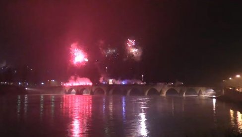 DELIJE OBASJALE VIŠEGRAD: Bakljadom u bojama srpske zastave čestitali rođendan Republici Srpskoj! (VIDEO) DELIJE OBASJALE VIŠEGRAD: Bakljadom u bojama srpske zastave čestitali rođendan Republici Srpskoj! (VIDEO)