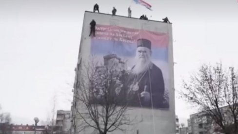 СНИМАК КОЈИ ЈЕ ЗАПАЛИО РЕГИОН: Иза Ђеда завет остао-Капела на Ловћену и живот за Косово! - тробојке и бакље у част митрополита (ВИДЕО) СНИМАК КОЈИ ЈЕ ЗАПАЛИО РЕГИОН: Иза Ђеда завет остао-Капела на Ловћену и живот за Косово! - тробојке и бакље у част митрополита (ВИДЕО)