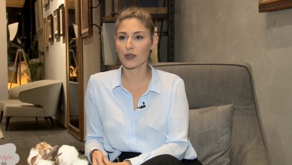 ОВО ЈЕ СУПРУГ КРИСТИНЕ РАДЕНКОВИЋ: Љубавна прича почела због љубимаца, а данас имају двоје деце (ФОТО) ОВО ЈЕ СУПРУГ КРИСТИНЕ РАДЕНКОВИЋ: Љубавна прича почела због љубимаца, а данас имају двоје деце (ФОТО)