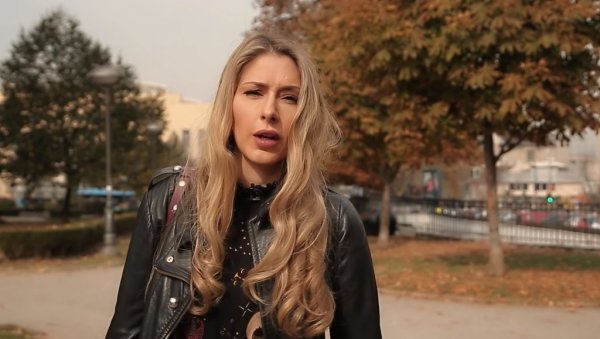 ОГЛАСИЛА СЕ КРИСТИНА РАДЕНКОВИЋ: Водитељка поломила обе руке, а сада се нашалила на свој рачун (ФОТО) ОГЛАСИЛА СЕ КРИСТИНА РАДЕНКОВИЋ: Водитељка поломила обе руке, а сада се нашалила на свој рачун (ФОТО)