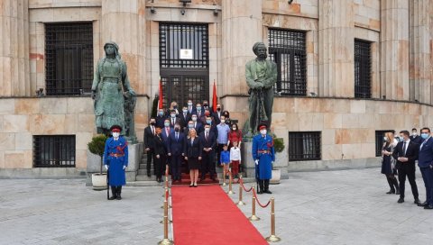 УРУЧЕНА ОДЛИКОВАЊА: Жељка Цвијановић одликовала најзаслужније грађане и појединце (ВИДЕО) УРУЧЕНА ОДЛИКОВАЊА: Жељка Цвијановић одликовала најзаслужније грађане и појединце (ВИДЕО)