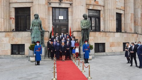 URUČENA ODLIKOVANJA: Željka Cvijanović odlikovala najzaslužnije građane i pojedince (VIDEO) URUČENA ODLIKOVANJA: Željka Cvijanović odlikovala najzaslužnije građane i pojedince (VIDEO)