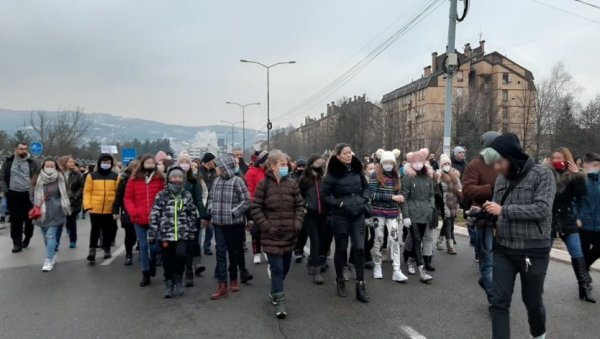 МОГЛО ЈЕ ДА БУДЕ МНОГО ВИШЕ ЖРТАВА: Протест у Нишу против бахатих возача (ФОТО/ВИДЕО) МОГЛО ЈЕ ДА БУДЕ МНОГО ВИШЕ ЖРТАВА: Протест у Нишу против бахатих возача (ФОТО/ВИДЕО)