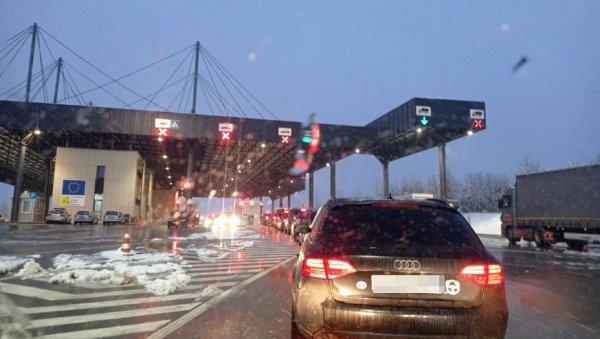 ВЕЛИКА ГУЖВА НА АДМИНИСТРАТИВНОМ ПРЕЛАЗУ: Због повратка Албанаца у земље западне Европе на Мердару се чека и дуже од четири сата (ФОТО) ВЕЛИКА ГУЖВА НА АДМИНИСТРАТИВНОМ ПРЕЛАЗУ: Због повратка Албанаца у земље западне Европе на Мердару се чека и дуже од четири сата (ФОТО)