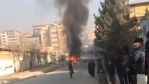СТРАШНА ЕКСПЛОЗИЈА У АВГАНИСТАНУ: Има настрадалих, међу жртвама и један представник државне власти (ФОТО/ВИДЕО) СТРАШНА ЕКСПЛОЗИЈА У АВГАНИСТАНУ: Има настрадалих, међу жртвама и један представник државне власти (ФОТО/ВИДЕО)