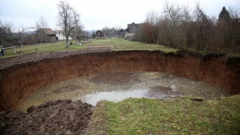 ŠIRI SE VELIKA RUPA U ZEMLJI: Meštani Petrinje prestrašeni, planirano snimanje dronom (FOTO/VIDEO) ŠIRI SE VELIKA RUPA U ZEMLJI: Meštani Petrinje prestrašeni, planirano snimanje dronom (FOTO/VIDEO)
