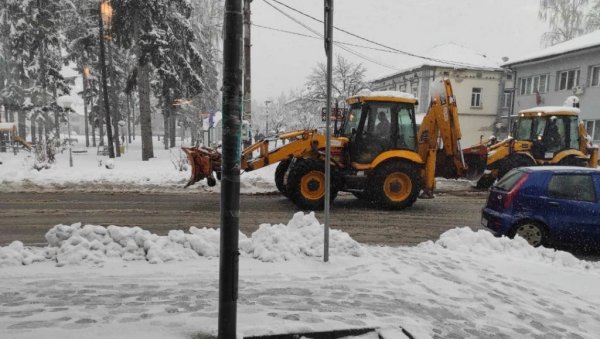 ГЛАВНИ ПУТНИ ПРАВЦИ НА ПЕШТЕРИ ПРОХОДНИ: Три села без струје, ситуацију отежавају густа магла и ледена киша ГЛАВНИ ПУТНИ ПРАВЦИ НА ПЕШТЕРИ ПРОХОДНИ: Три села без струје, ситуацију отежавају густа магла и ледена киша