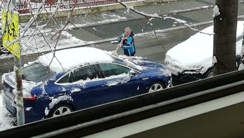 НАЈБОЉИ КОМШИЈА НА СВЕТУ: Данас се Београд забелео, а овај човек одушевио је све (ФОТО) НАЈБОЉИ КОМШИЈА НА СВЕТУ: Данас се Београд забелео, а овај човек одушевио је све (ФОТО)