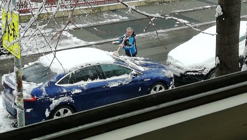 NAJBOLJI KOMŠIJA NA SVETU: Danas se Beograd zabeleo, a ovaj čovek oduševio je sve (FOTO) NAJBOLJI KOMŠIJA NA SVETU: Danas se Beograd zabeleo, a ovaj čovek oduševio je sve (FOTO)