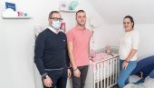 DAR ZA PRVOROĐENU BEBU U OVOJ GODINI: Načelnik Prnjavora poklonio Teodori dukat DAR ZA PRVOROĐENU BEBU U OVOJ GODINI: Načelnik Prnjavora poklonio Teodori dukat
