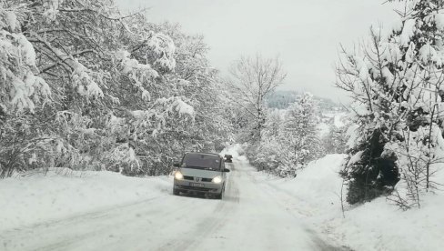 SLETEO SA PUTA I ZAVRŠIO NA KROVU: Nesreća na Tari, kolaps na putevima preko planinskih prevoja SLETEO SA PUTA I ZAVRŠIO NA KROVU: Nesreća na Tari, kolaps na putevima preko planinskih prevoja
