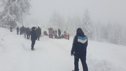 СНЕГУ СЕ НАЈВИШЕ ОБРАДОВАЛИ НАЈМЛАЂИ: У пријепољској општини пало 70 центиметара, на снази је забрана кретања за камионе (ФОТО) СНЕГУ СЕ НАЈВИШЕ ОБРАДОВАЛИ НАЈМЛАЂИ: У пријепољској општини пало 70 центиметара, на снази је забрана кретања за камионе (ФОТО)