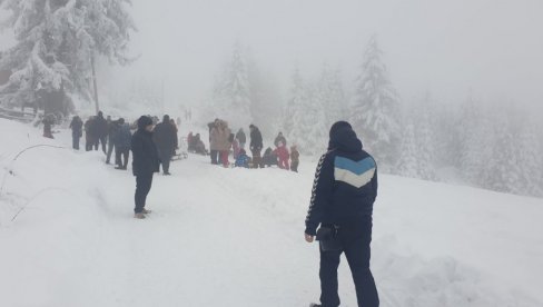 SNEGU SE NAJVIŠE OBRADOVALI NAJMLAĐI: U prijepoljskoj opštini palo 70 centimetara, na snazi je zabrana kretanja za kamione (FOTO) SNEGU SE NAJVIŠE OBRADOVALI NAJMLAĐI: U prijepoljskoj opštini palo 70 centimetara, na snazi je zabrana kretanja za kamione (FOTO)