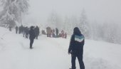 SNEGU SE NAJVIŠE OBRADOVALI NAJMLAĐI: U prijepoljskoj opštini palo 70 centimetara, na snazi je zabrana kretanja za kamione (FOTO)