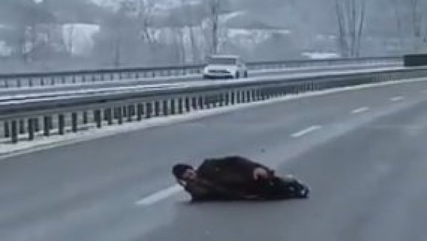 ШОК НА МИЛОШУ ВЕЛИКОМ: Мушкарац лежи насред пута док аутомобили јуре око њега (ВИДЕО) ШОК НА МИЛОШУ ВЕЛИКОМ: Мушкарац лежи насред пута док аутомобили јуре око њега (ВИДЕО)