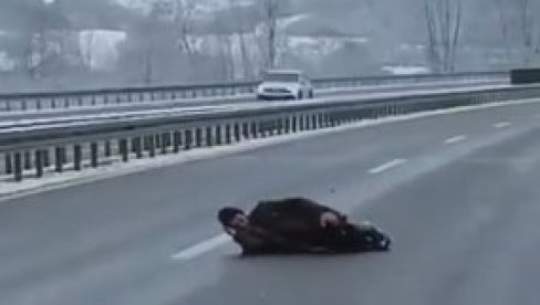 ŠOK NA MILOŠU VELIKOM: Muškarac leži nasred puta dok automobili jure oko njega (VIDEO) ŠOK NA MILOŠU VELIKOM: Muškarac leži nasred puta dok automobili jure oko njega (VIDEO)