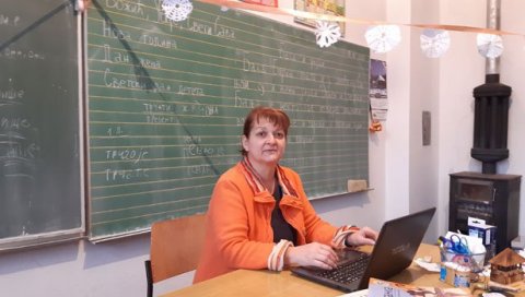 ПОЛА СА ОВЦАМА, ПОЛА СА ЂАЦИМА: Лидија Траиловић из Доброг Поља крај Бољевца поделила дан на два занимања ПОЛА СА ОВЦАМА, ПОЛА СА ЂАЦИМА: Лидија Траиловић из Доброг Поља крај Бољевца поделила дан на два занимања