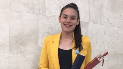 ПЛАВО КРШТЕЊЕ НА ПРВОМ ВИЈАЂУ: Млада Исидора Јовановић из Бара, кадет палубе на сингапурском броду Хафнија Лисе ПЛАВО КРШТЕЊЕ НА ПРВОМ ВИЈАЂУ: Млада Исидора Јовановић из Бара, кадет палубе на сингапурском броду Хафнија Лисе