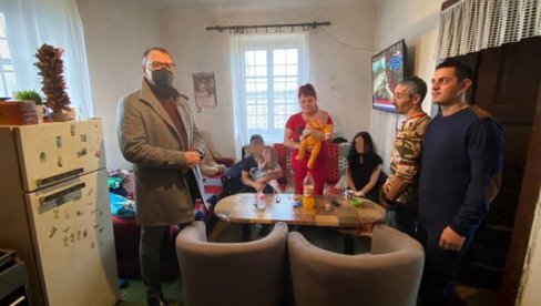 NOVA GODINA BEZ SVOG KROVA NAD GLAVOM: Požar u Sivcu iselio dve porodice sa ukupno sedam članova, ali su ih selo i opština zbrinuli NOVA GODINA BEZ SVOG KROVA NAD GLAVOM: Požar u Sivcu iselio dve porodice sa ukupno sedam članova, ali su ih selo i opština zbrinuli