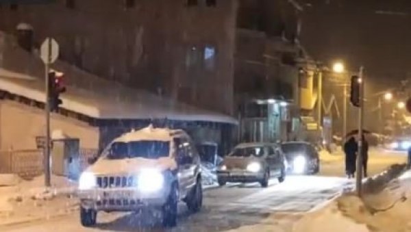 ЛЕДЕНА КИША И СНЕГ НА ПЕШТЕРУ И У ТУТИНУ: Велики број мештана остао без струје (ФОТО) ЛЕДЕНА КИША И СНЕГ НА ПЕШТЕРУ И У ТУТИНУ: Велики број мештана остао без струје (ФОТО)