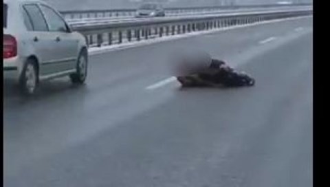 ТУЖНО: Иза шокантног призора на ауто-путу се крије тешка прича, ево зашто је човек лежао на коловозу (ВИДЕО) ТУЖНО: Иза шокантног призора на ауто-путу се крије тешка прича, ево зашто је човек лежао на коловозу (ВИДЕО)