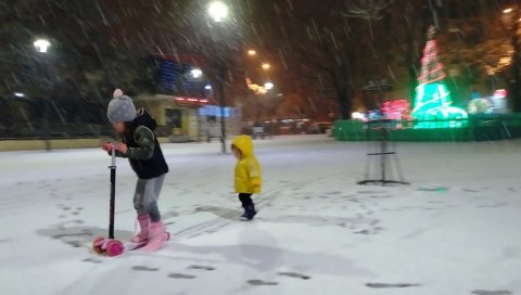 СНЕЖНА ЛЕПОТА У ПАРАЋИНУ: Само двоје малишана вечерас на главном тргу (ФОТО) СНЕЖНА ЛЕПОТА У ПАРАЋИНУ: Само двоје малишана вечерас на главном тргу (ФОТО)