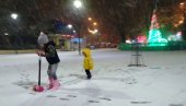 SNEŽNA LEPOTA U PARAĆINU: Samo dvoje mališana večeras na glavnom trgu (FOTO) SNEŽNA LEPOTA U PARAĆINU: Samo dvoje mališana večeras na glavnom trgu (FOTO)