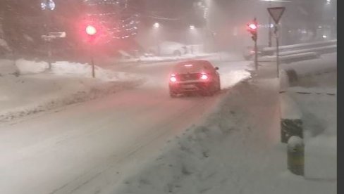 NOVA VAROŠ POD SNEGOM: Visina belog pokrivača oko 30 cm, na Zlataru i do pola metra (VIDEO) NOVA VAROŠ POD SNEGOM: Visina belog pokrivača oko 30 cm, na Zlataru i do pola metra (VIDEO)
