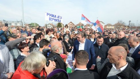 ГРАЂАНИ НАЈВИШЕ ВЕРУЈУ ВУЧИЋУ: Према истраживању агенције ИПСОС, више од половине становника сматра да Србија иде у добром правцу ГРАЂАНИ НАЈВИШЕ ВЕРУЈУ ВУЧИЋУ: Према истраживању агенције ИПСОС, више од половине становника сматра да Србија иде у добром правцу