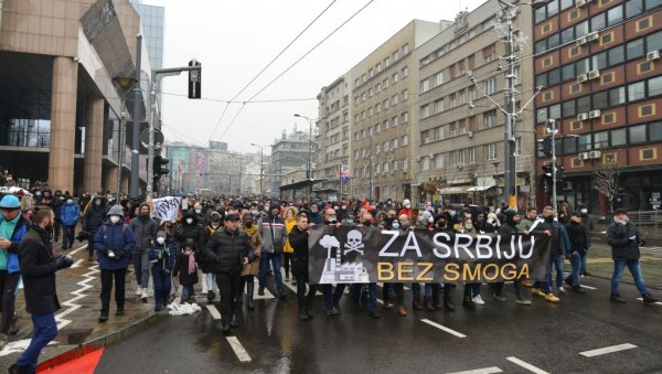 У ВАЗДУХУ САДА ЛЕБДИ И ПОЛИТИКА: Грађани брину да ли удишу отрове, надлежни упозоравају да се протести злоупотребљавају У ВАЗДУХУ САДА ЛЕБДИ И ПОЛИТИКА: Грађани брину да ли удишу отрове, надлежни упозоравају да се протести злоупотребљавају