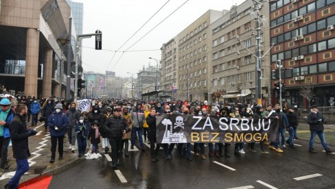 У ВАЗДУХУ САДА ЛЕБДИ И ПОЛИТИКА: Грађани брину да ли удишу отрове, надлежни упозоравају да се протести злоупотребљавају У ВАЗДУХУ САДА ЛЕБДИ И ПОЛИТИКА: Грађани брину да ли удишу отрове, надлежни упозоравају да се протести злоупотребљавају