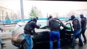 AKCIJA POLICIJE NA BEOGRADSKOM MOSTU: Uhapšeni dileri zvog posedovanja narkotika (FOTO) AKCIJA POLICIJE NA BEOGRADSKOM MOSTU: Uhapšeni dileri zvog posedovanja narkotika (FOTO)