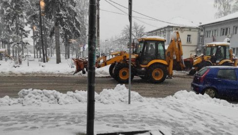 OD MUKE SA STRUJOM, DO ZIMSKE IDILE:Sneg stvorio probleme u nekim delovima Srbije, ali je obradovao najmlađe (FOTO) OD MUKE SA STRUJOM, DO ZIMSKE IDILE:Sneg stvorio probleme u nekim delovima Srbije, ali je obradovao najmlađe (FOTO)