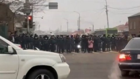 ОПОЗИЦИЈА ПОКУШАЛА ДА СПРЕЧИ ОДЛАЗАК У МОСКВУ: Десетине грађана блокирало пут Пашињану, реаговала полиција (ВИДЕО) ОПОЗИЦИЈА ПОКУШАЛА ДА СПРЕЧИ ОДЛАЗАК У МОСКВУ: Десетине грађана блокирало пут Пашињану, реаговала полиција (ВИДЕО)