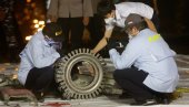 NOVI DETALJI TRAGEDIJE: Pronađena turbina srušenog indonežanskog aviona NOVI DETALJI TRAGEDIJE: Pronađena turbina srušenog indonežanskog aviona