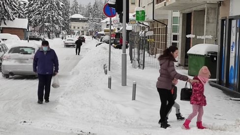 SNEG I KIŠA STALI POSLE 15 SATI: Teška situacija na Pešteru, u nekim krajevima još bez struje SNEG I KIŠA STALI POSLE 15 SATI: Teška situacija na Pešteru, u nekim krajevima još bez struje
