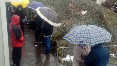 ПАО ШАТОР ИСПРЕД КОВИД АМБУЛАНТЕ - Сурдуличани чекају на киши, из Здравственог центра поручују: Проблем ће бити решен за неколико сати ПАО ШАТОР ИСПРЕД КОВИД АМБУЛАНТЕ - Сурдуличани чекају на киши, из Здравственог центра поручују: Проблем ће бити решен за неколико сати