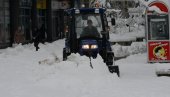 КОМУНАЛЦИМА ПУНЕ РУКЕ ПОСЛА: Снег у Краљевачком крају непрекидно пада дуже од 15 сати КОМУНАЛЦИМА ПУНЕ РУКЕ ПОСЛА: Снег у Краљевачком крају непрекидно пада дуже од 15 сати