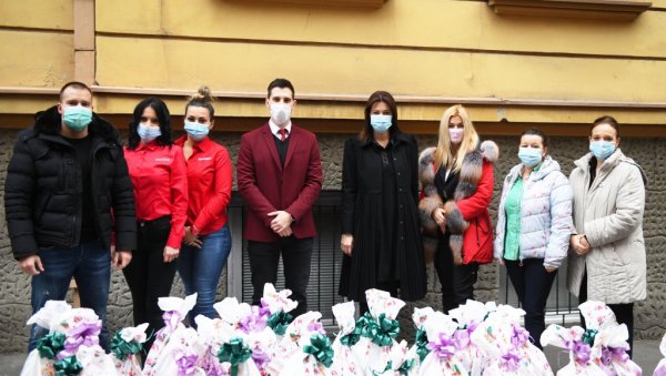 ПОКЛОНИ НАЈМЛАЂИМ ХЕРОЈИМА-ДЕЦИ НА ОНКОЛОГИЈИ: Министарка Вујовић и компанија Меридиан обрадовали малишане божићним пакетићима ПОКЛОНИ НАЈМЛАЂИМ ХЕРОЈИМА-ДЕЦИ НА ОНКОЛОГИЈИ: Министарка Вујовић и компанија Меридиан обрадовали малишане божићним пакетићима