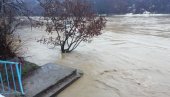 ВЛАСИНА ПРЕТИ ВЛАСОТИНЦУ: Најкритичније између два моста у центру места (ФОТО) ВЛАСИНА ПРЕТИ ВЛАСОТИНЦУ: Најкритичније између два моста у центру места (ФОТО)